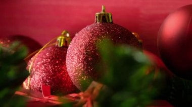 Kırmızı yılbaşı süsleri ve hediyeleri