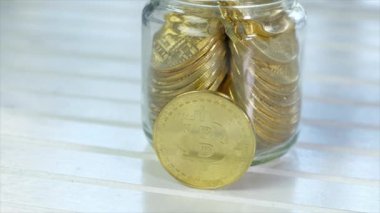 Altın bitsikkeler cam kavanozda