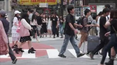 Tokyo, Japonya - 23 Haziran 2018. Shibuya içinde karşıya insanlar 