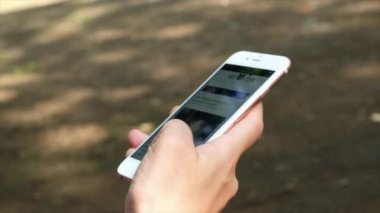 Kuala Lumpur, Malezya. Kadın Internet telefon tarama