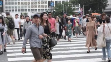 Tokyo, Japonya - 23 Haziran 2018. Shibuya içinde karşıya insanlar 