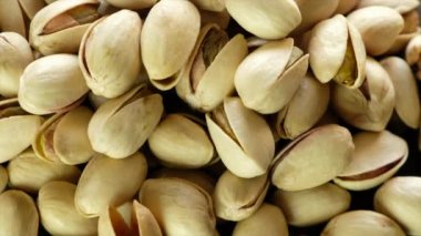 Lezzetli fıstık fındık izole ahşap arka plan üzerinde.