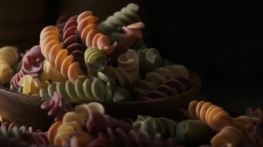 Renkli Düdük makarna ahşap tahta üzerinde kurutulmuş