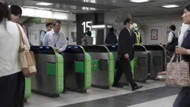 Tokyo, Japonya - 30 Haziran 2018. Thorught otomatik bilet kapısı Japonya demiryolu Shinjuku İstasyonu yürüme commuters.