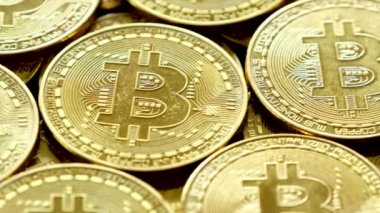 Ahşap arka plan üzerinde cryptocurrency bitcoins.