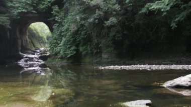 Yazın Japonya 'nın Chiba bölgesindeki Komizo Fall ve Kameiwa mağaralarının manzarası.
