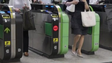 Tokyo, Japonya - 30 Haziran 2018. Thorught otomatik bilet kapısı Japonya demiryolu Shinjuku İstasyonu yürüme commuters.