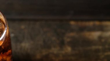 Soğuk içecek bir bardak buz ile