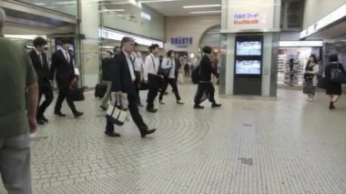 Tokyo, Japonya - 30 Haziran 2018. Commuters Japonya demiryolu Shinjuku İstasyonu.