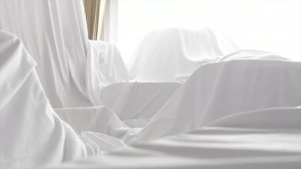 Білий Пил Покриває Тканину Покриває Шуби Кімнаті — стокове відео
