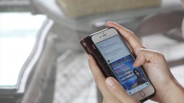 Kuala Lumpur Malasia Mujer Usando Smartphone Conectado Instagram — Vídeo de stock