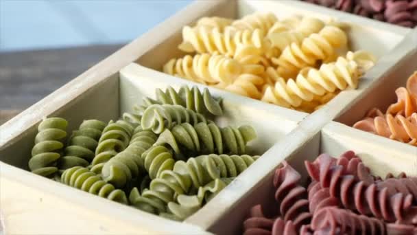 Gedroogde Gekleurde Fusilli Pasta — Stockvideo