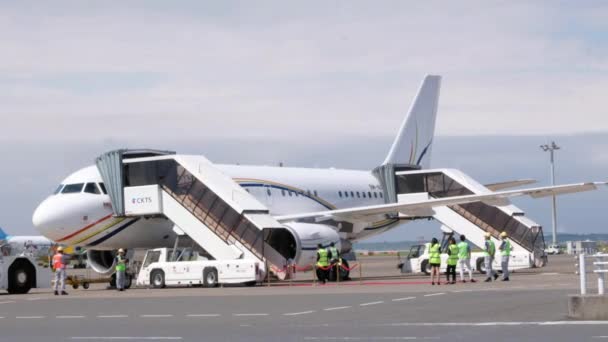 Tokio Japón Noviembre 2018 Jet Privado Estacionado Pista Del Aeropuerto — Vídeos de Stock