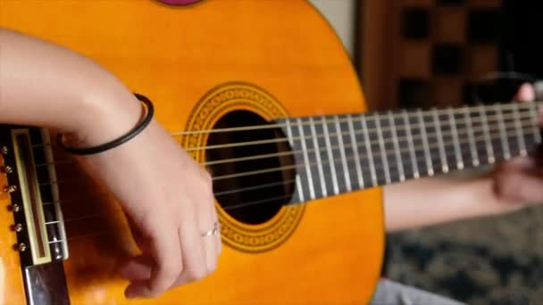 Mann Spielt Gitarre Männlicher Musiker — Stockvideo