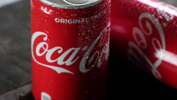 Coca Cola Lattina Bevande Tavola Legno — Video Stock