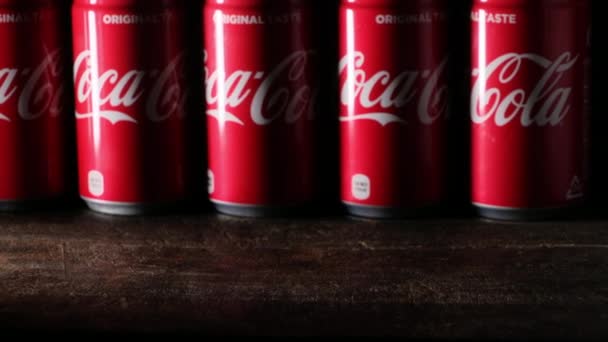 Coca Cola Pode Beber Tábua Madeira Estabelecendo Rolo Clip — Vídeo de Stock