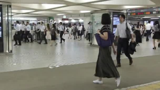 Tokio Japan Juni 2018 Pendelaars Aan Het Station Shinjuku Japan — Stockvideo