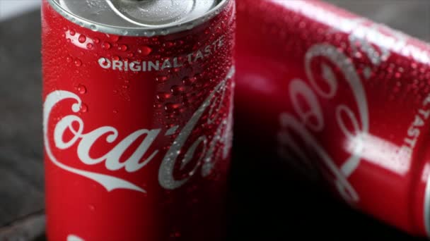 Coca Cola Може Напої Дерев Яну Шахівницю — стокове відео