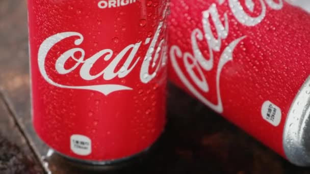Coca Cola Puede Bebidas Tablero Madera — Vídeo de stock