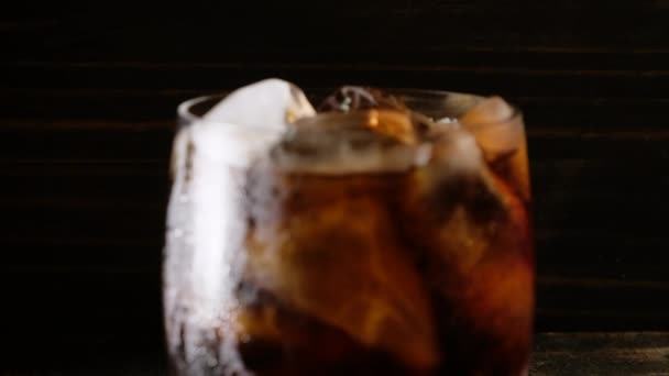 Κρύο Ποτό Παγάκια Ένα Ποτήρι — Αρχείο Βίντεο
