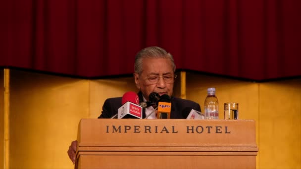 2018 東京都 マレーシアの首相 Tun マハティール モハマド東京でマレーシアの収集に演説をします — ストック動画