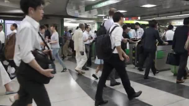 Tokyo Giappone Giugno 2018 Pendolari Che Camminano Attraversano Cancello Automatico — Video Stock