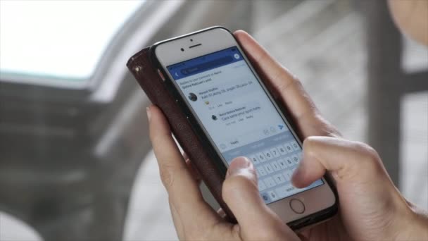 马来西亚吉隆坡 使用智能手机登录 Facebook 的女性 Facebook 成立于 2004年 是全球领先的社交网站 13亿活跃用户遍布世界各地 — 图库视频影像