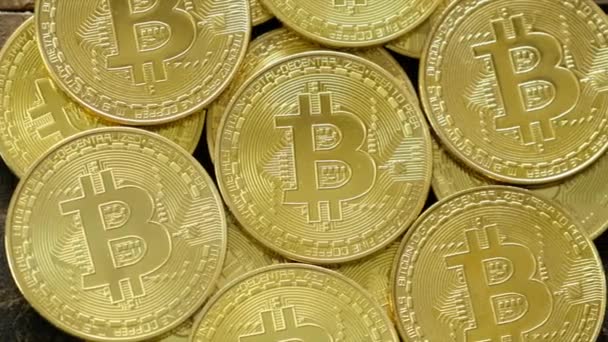Kryptowährung Bitcoins Auf Hölzernem Hintergrund — Stockvideo