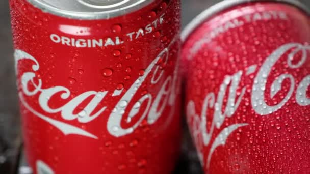 Coca Cola Lattina Bevande Tavola Legno — Video Stock