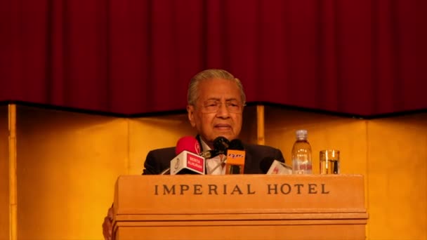 Tokyo Japan Juni 2018 Malaysischer Premierminister Tun Mahathir Mohamad Hält — Stockvideo