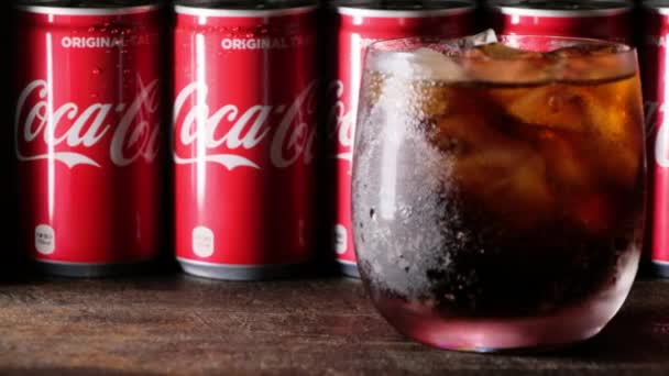 Coca Cola Içecek Ahşap Tahta Üzerinde Olabilir Rulo Klip Oluşturma — Stok video