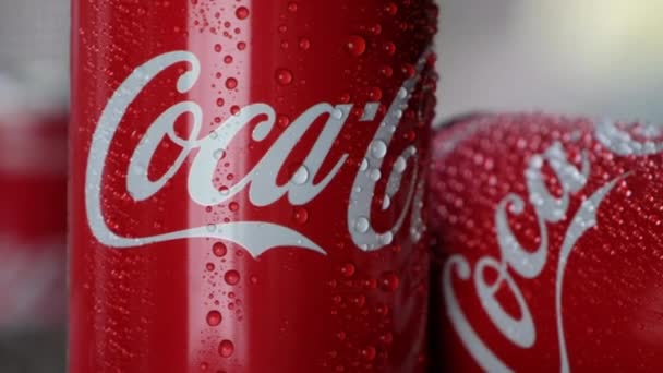 Coca Cola Içecek Ahşap Tahta Üzerinde Olabilir — Stok video