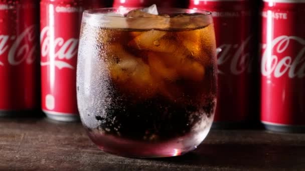 Coca Cola Může Nápoje Dřevěné Desce Kterým Stanoví Roll Klip — Stock video