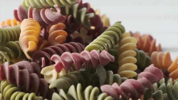 Gedroogde Gekleurde Fusilli Pasta — Stockvideo