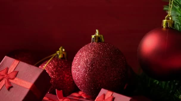 Κόκκινο Χριστουγεννιάτικα Διακοσμητικά Και Δώρα — Αρχείο Βίντεο