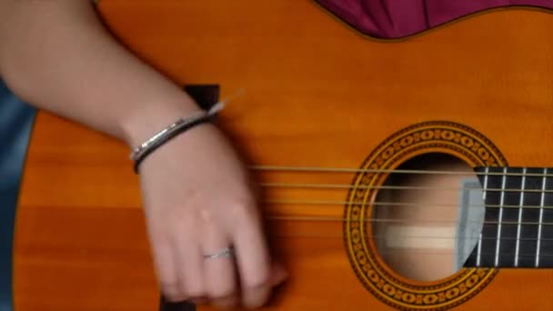 Man Spelen Gitaar Mannelijke Musicus — Stockvideo