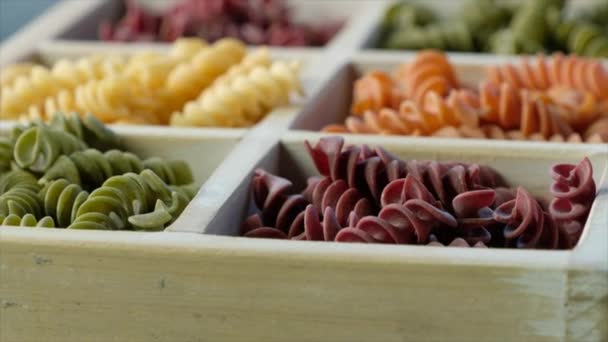 Сушеними Макаронів Кольорові Fusilli — стокове відео