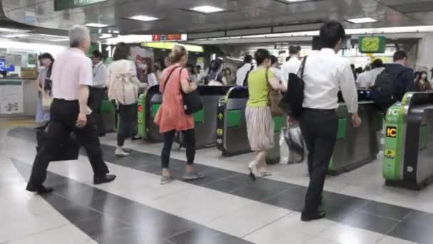 日本东京 2018年6月30日 乘客步行 Thorught 日本铁路新宿站自动售票门 — 图库视频影像