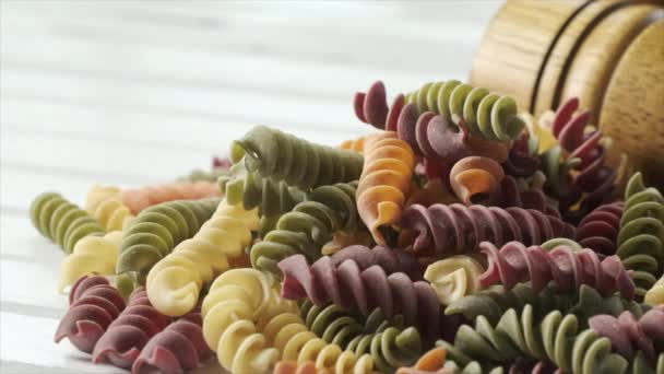 Gedroogde Gekleurde Fusilli Pasta — Stockvideo