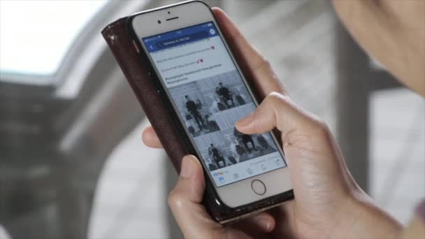 Куала Лумпур Малайзия Женщина Использующая Смартфон Вошла Facebook Основанная Марком — стоковое видео