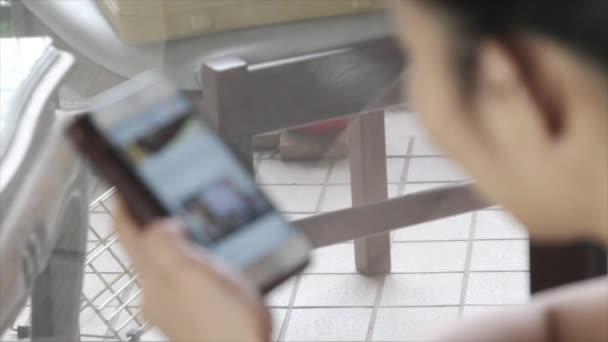 Kuala Lumpur Maleisië Vrouw Met Behulp Van Smartphone Ingelogd Instagram — Stockvideo