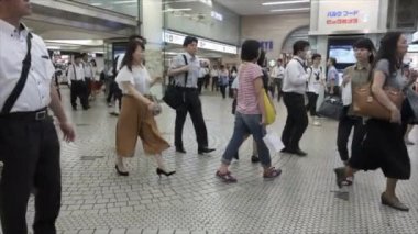 Tokyo, Japonya - 30 Haziran 2018. Commuters Japonya demiryolu Shinjuku İstasyonu.