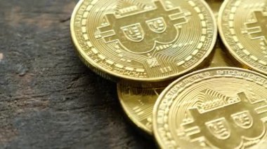 Ahşap arka plan üzerinde cryptocurrency bitcoins.