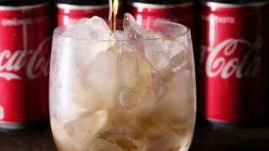 Coca cola içecek ahşap tahta üzerinde olabilir. B rulo klip oluşturma.