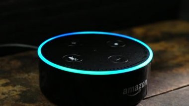 Tokyo, Japonya - 8 Temmuz 2018. Amazon'un yankı nokta, Alexa sanal asistan