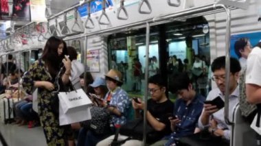 Tokyo, Japonya - 15 Eylül 2018: Japonya Demiryolu Keihin Tohoku banliyö treni Yurakucho İstasyonu.