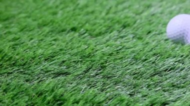 Taze yeşil çimenlerin üzerinde golf topları. Atış kurulması.