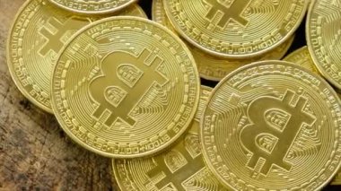 Ahşap arka plan üzerinde cryptocurrency bitcoins.