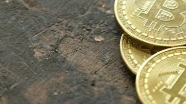 Ahşap arka plan üzerinde cryptocurrency bitcoins.