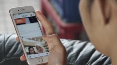 Kuala Lumpur, Malezya. Instagram oturum smartphone kullanan kadın